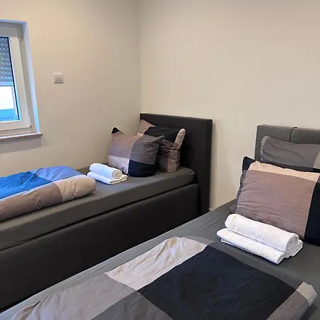Monteurwohnung 5 Einzelbetten Kostenloser Stellplatz Wlan *